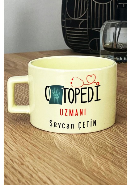 Kişiye Özel Ortopedi Uzmanı Pastel Fincan Sarı Isme Özel Tıp Bayramı Hediyeleri