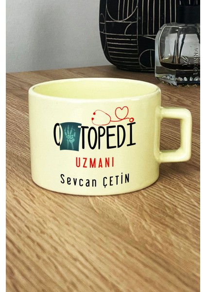 Kişiye Özel Ortopedi Uzmanı Pastel Fincan Sarı Isme Özel Tıp Bayramı Hediyeleri fiyatları