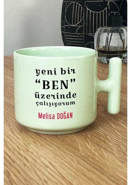 Kişiye Özel Yeni Bir Ben Pastel T Kulplu Kupa Bardak Yeşil Motto Arkadaşa Kardeşe Hediye fiyatları