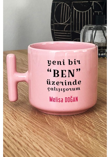 Kişiye Özel Yeni Bir Ben Pastel T Kulplu Kupa Bardak Pembe Motto Arkadaşa Kardeşe Hediye