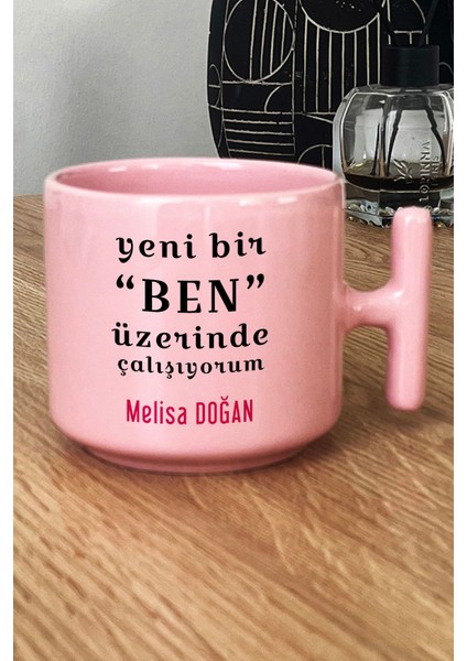 Kişiye Özel Yeni Bir Ben Pastel T Kulplu Kupa Bardak Pembe Motto Arkadaşa Kardeşe Hediye fiyatları