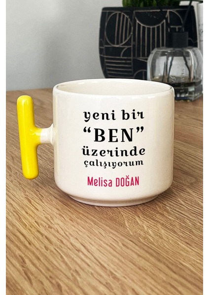 Kişiye Özel Yeni Bir Ben Kupa Bardak T Kulplu Sarı Motto Arkadaşa Kardeşe Hediye
