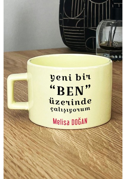Kişiye Özel Yeni Bir Ben Pastel Fincan Sarı Motto Arkadaşa Kardeşe Hediye