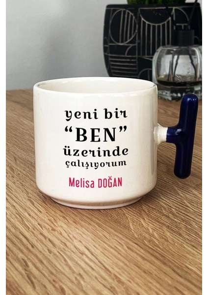 Kişiye Özel Yeni Bir Ben Kupa Bardak T Kulplu Lacivert Motto Arkadaşa Kardeşe Hediye fiyatları