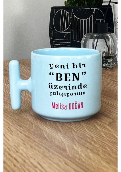 Kişiye Özel Yeni Bir Ben Pastel T Kulplu Kupa Bardak Mavi Motto Arkadaşa Kardeşe Hediye