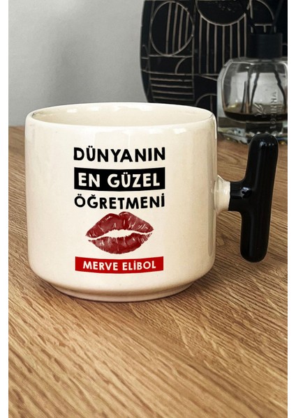 Kişiye Özel Dünyanın En Güzel Öğretmeni Kupa Bardak T Kulplu Siyah Öğretmenler Günü Hediyesi fiyatları
