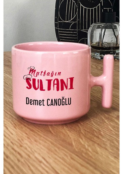 Kişiye Özel Mutfağın Sultanı Pastel T Kulplu Kupa Bardak Pembe Anneler Günü Hediyesi fiyatları