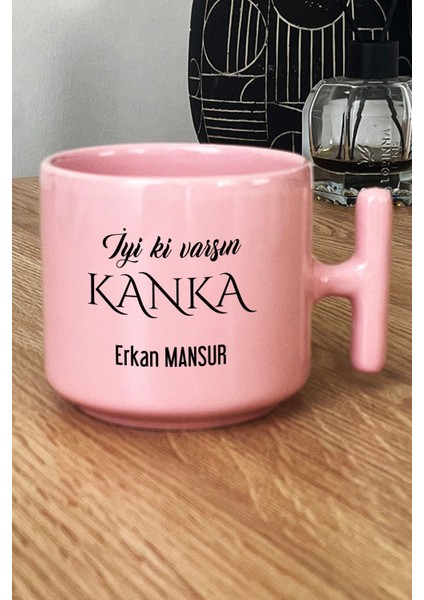 Kişiye Özel Iyi Ki Varsın Kanka Pastel T Kulplu Kupa Bardak Pembe Arkadaşa Hediye