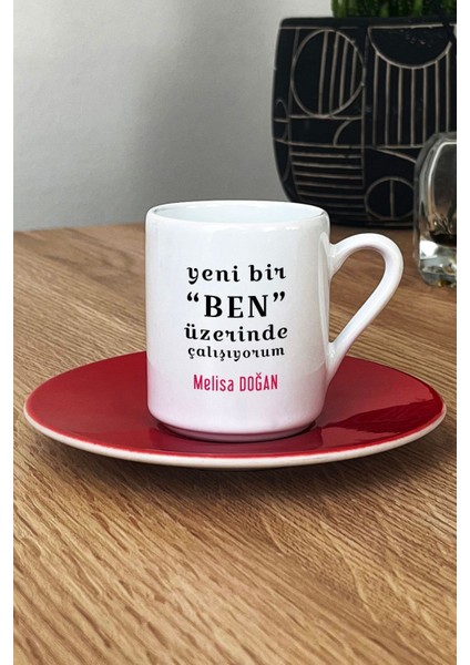 Kişiye Özel Yeni Bir Ben Türk Kahvesi Fincanı Kırmızı Motto Arkadaşa Kardeşe Hediye fiyatları