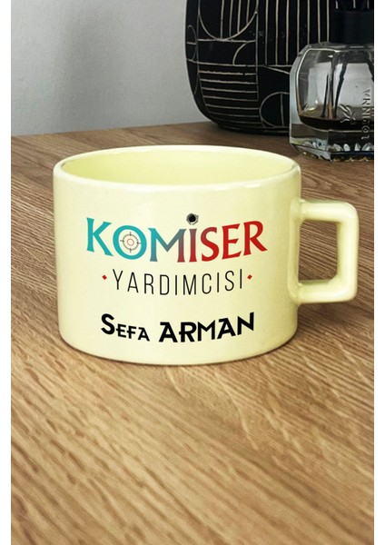 Kişiye Özel Komiser Yardımcısı Pastel Fincan Sarı Polisler Günü Hediyesi fiyatları