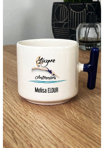 Kişiye Özel Kadın Yüzme Antrenörü Kupa Bardak T Kulplu Lacivert fiyatları