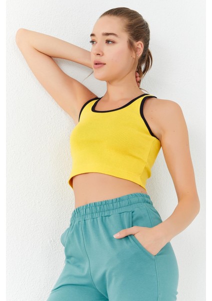 Sarı Basic Sıfır Kol Dar Kalıp U Yaka Kadın Crop Top Atlet - 97162