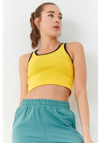 Sarı Basic Sıfır Kol Dar Kalıp U Yaka Kadın Crop Top Atlet - 97162