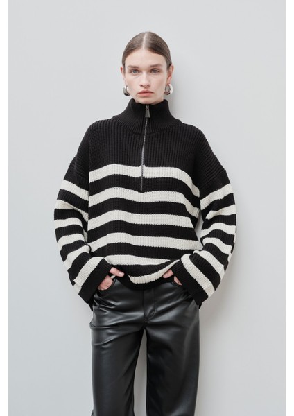 Dik yaka çizgili örgü kazak modelleri