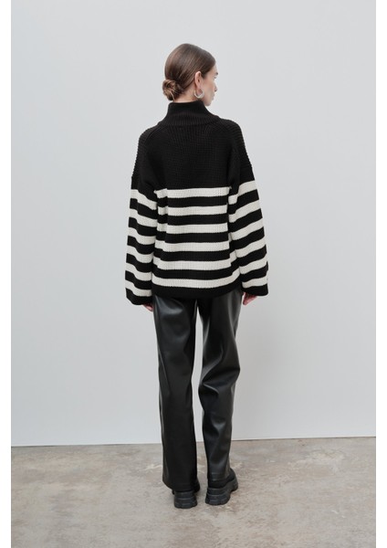 Dik yaka çizgili örgü kazak