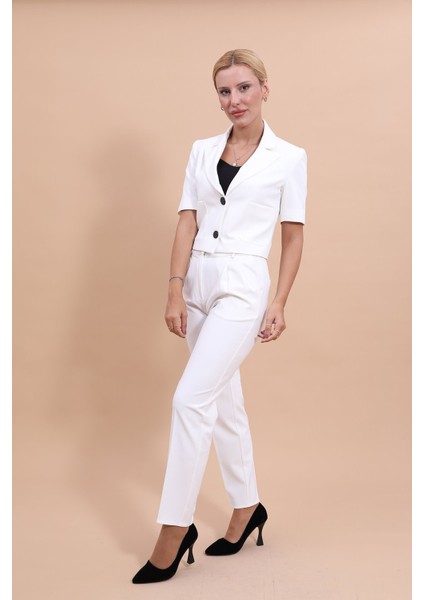 Erkek Yaka Kısa Ceket & Kemerli Köprülü Dar Paça Pantolon-Beyaz