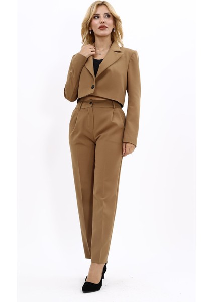 Erkek Yaka Tek Düğmeli Kısa Ceket & Kemerli Köprülü Dar Paça Pantolon-Camel