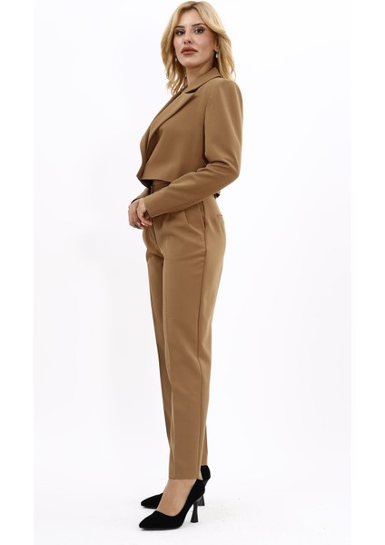 Erkek Yaka Tek Düğmeli Kısa Ceket & Kemerli Köprülü Dar Paça Pantolon-Camel fiyatları