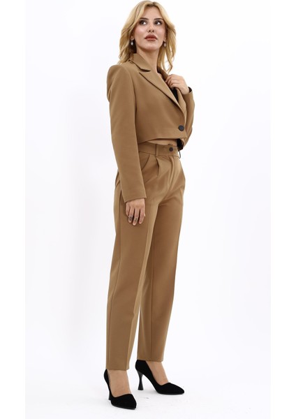 Erkek Yaka Tek Düğmeli Kısa Ceket & Kemerli Köprülü Dar Paça Pantolon-Camel modelleri