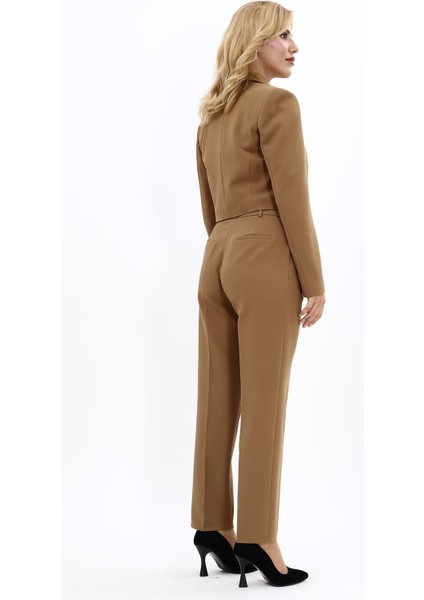 Erkek Yaka Tek Düğmeli Kısa Ceket & Kemerli Köprülü Dar Paça Pantolon-Camel fırsatları