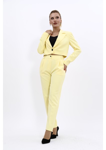 Erkek Yaka Tek Düğmeli Kısa Ceket & Kemerli Köprülü Dar Paça Pantolon-Sarı