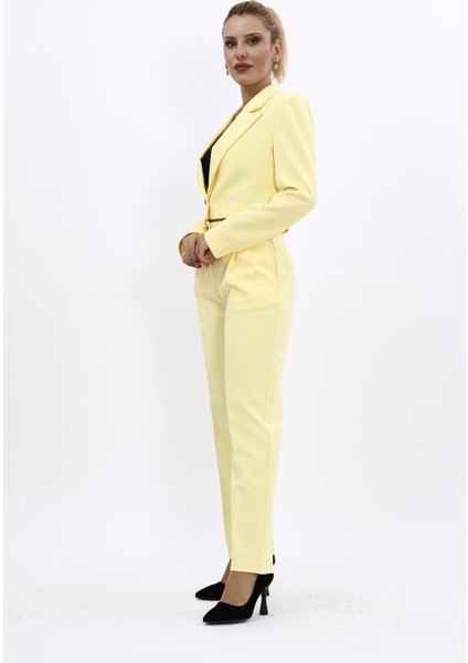 Erkek Yaka Tek Düğmeli Kısa Ceket & Kemerli Köprülü Dar Paça Pantolon-Sarı fiyatları