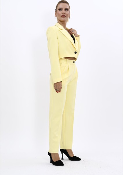 Erkek Yaka Tek Düğmeli Kısa Ceket & Kemerli Köprülü Dar Paça Pantolon-Sarı modelleri