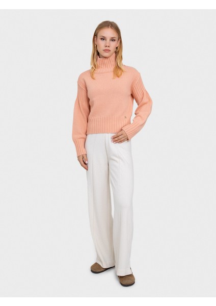 Dik Yakalı Örgü Oyunlu Kazak