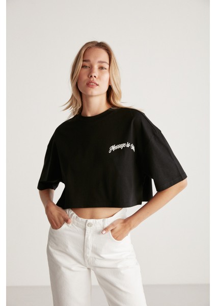 Carıssa Kadın Bisiklet Yaka Baskı Detaylı Crop Siyah T-Shirt