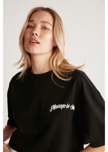 Carıssa Kadın Bisiklet Yaka Baskı Detaylı Crop Siyah T-Shirt fiyatları