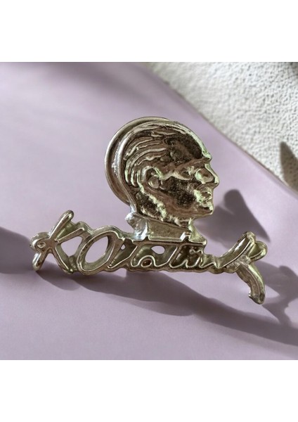 Atatürk Imzalı ve Portreli Gümüş Renk Metal Yaka Rozeti 10 Kasım, 29 Ekim, 23 Nisan Için modelleri