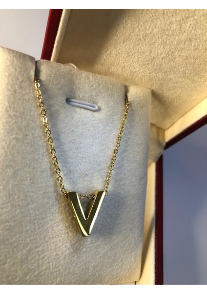 V Harfi Üç Boyutlu Çelik Kadın Kolye • Işıklı Kutuda • Sevgiliye • Eşe • Anneye • Arkadaşa Kolye fırsatları