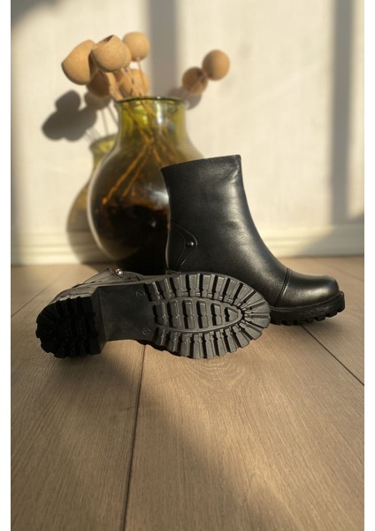 Deri Ortopedik Kaymaz Kırılmaz Taban Siyah Kadın Bot TMD20242009 modelleri