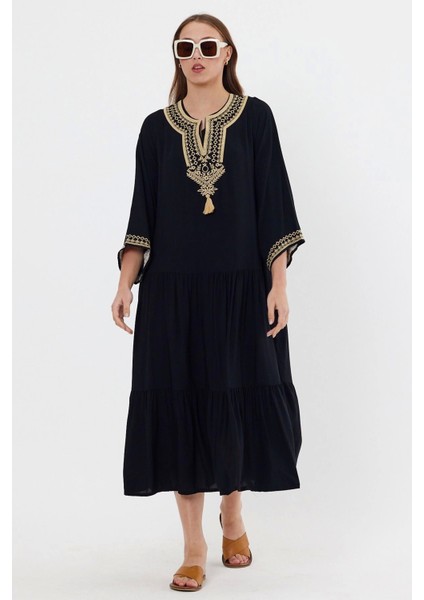 Yakası ve Kol Ucu Nakışlı Yarım Kol Kadın Elbise-Siyah