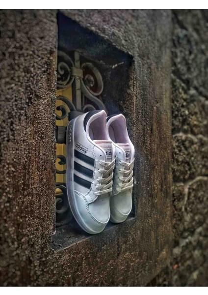 Beyaz Siyah Çizgili Spor Ayakkabı