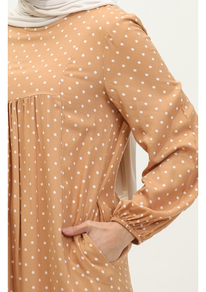 Puantiye Desenli Büzgülü Elbise 2028-01 Sütlü Kahve fırsatları