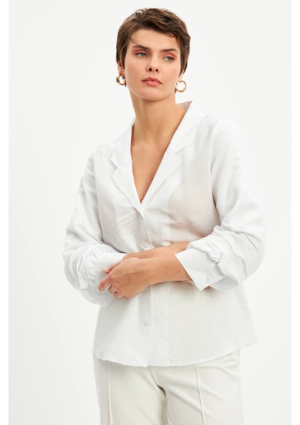 Beyaz Apaş Yaka Kol Büzgü Detaylı Gömlek