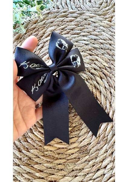 10 Kasım‘a Özel Siyah Fiyonk Toka Atatürk ve Imza Baskılı Siyah Uzun Kuyruklu Kız Çocuk Saç Tokası fiyatları