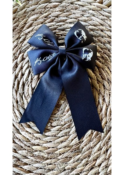 10 Kasım‘a Özel Siyah Fiyonk Toka Atatürk ve Imza Baskılı Siyah Uzun Kuyruklu Kız Çocuk Saç Tokası modelleri