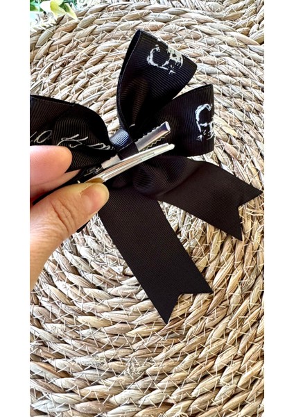 10 Kasım‘a Özel Siyah Fiyonk Toka Atatürk ve Imza Baskılı Siyah Uzun Kuyruklu Kız Çocuk Saç Tokası fırsatları