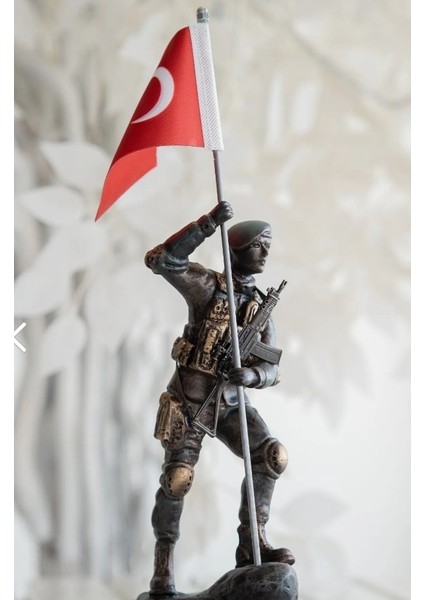 Kahraman Asker Figürü Metal Tüfekli Dekoratif Biblo