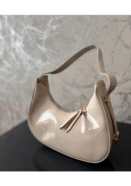 Rugan Deri Baget Cherry Bag Fermuar Kapamalı Askı Detaylı Kol Çantası