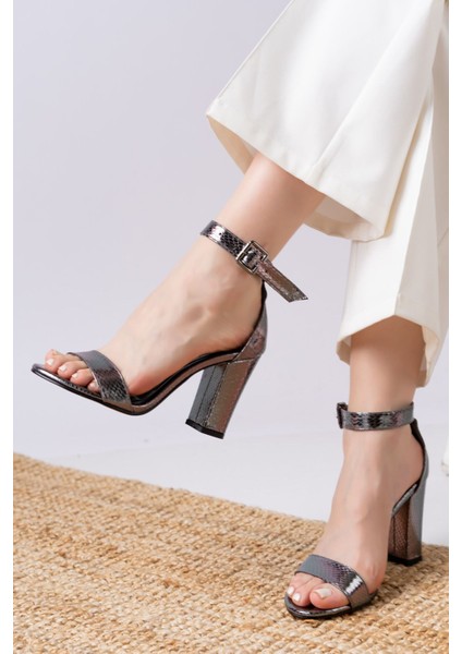 Evdokia Platin Cilt Timsah Detaylı Topuklu Kadın Ayakkabı fiyatları