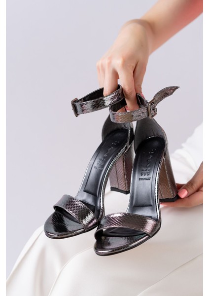 Evdokia Platin Cilt Timsah Detaylı Topuklu Kadın Ayakkabı modelleri