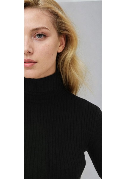 Siyah Crop Boğazlı Triko fırsatları