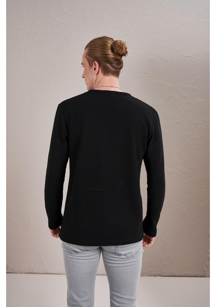 Erkek Siyah Bisiklet Yaka Etek Ucu Armalı Sweatshirt indirimleri