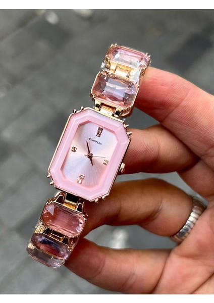 Gold Renk Üzerine Gülkurusu Cam Dizileri Kordon Gülkurusu 22X28 Mm. Kadran Sınırlı Stok Takı Formunda Şık Kadın Kol Saati