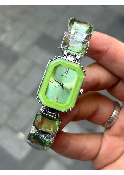 Gümüş Renk Üzerine Seçeneğe Göre Yeşil Mavi Cam Dizileri Kordon; Yine Seçeneğe Göre Mavi Yeşil 22X28 Mm. Kadran Sınırlı Stok Takı Formunda Şık Kadın Kol Saati