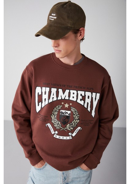 Chambery Erkek Yumuşacık Kumaşlı Oversize Fit Yuvarlak Yakalı Kolej Baskılı Kahverengi Sweatshirt