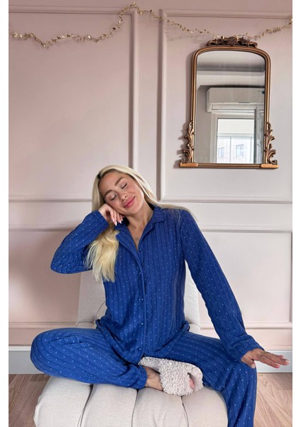 White Dotted Desenli Önden Düğmeli Peluş Polar Pijama Takımı fırsatları